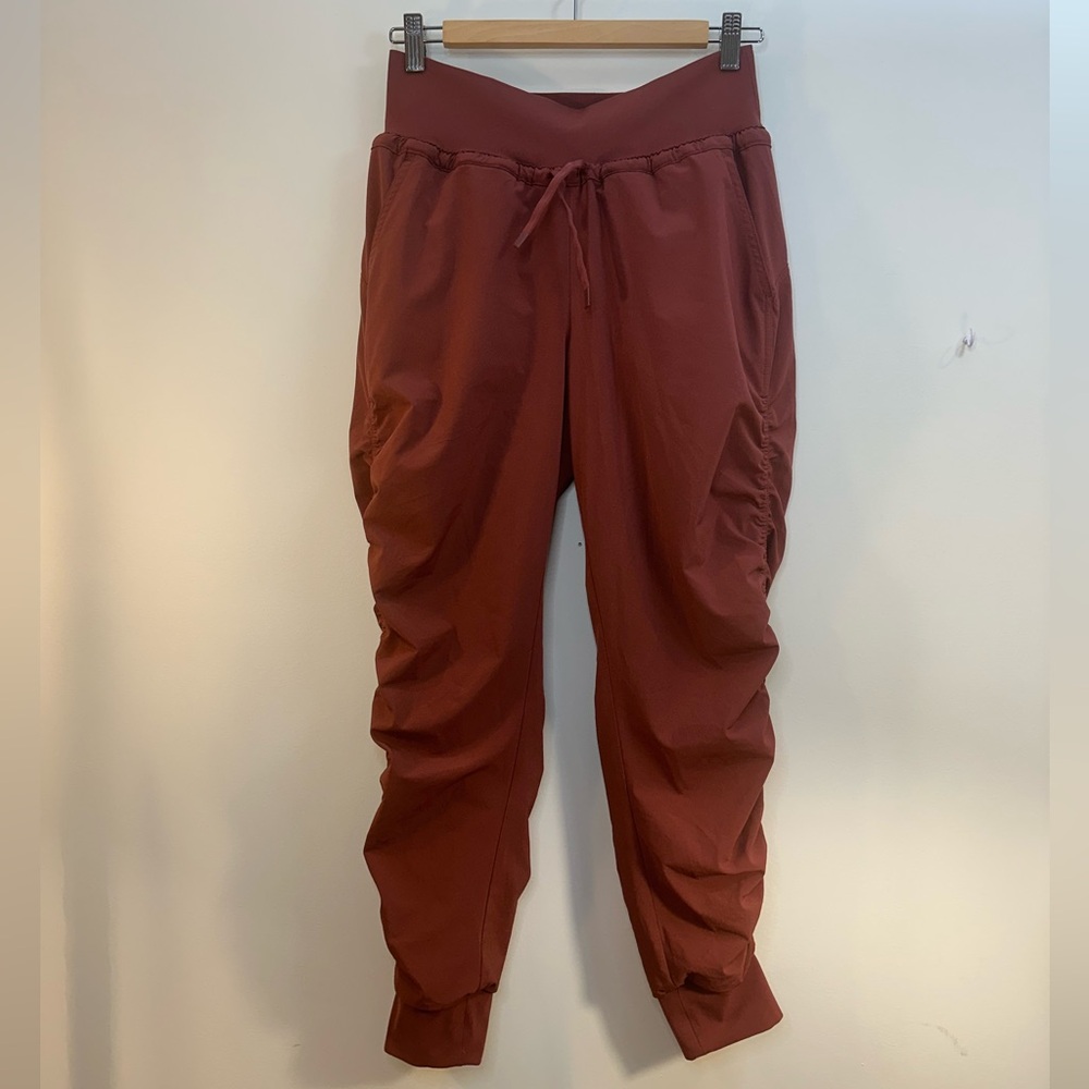 EUC Athleta Attitude Lined Pant Women's Size 0 Side Ruched Jogger Maple Red $98